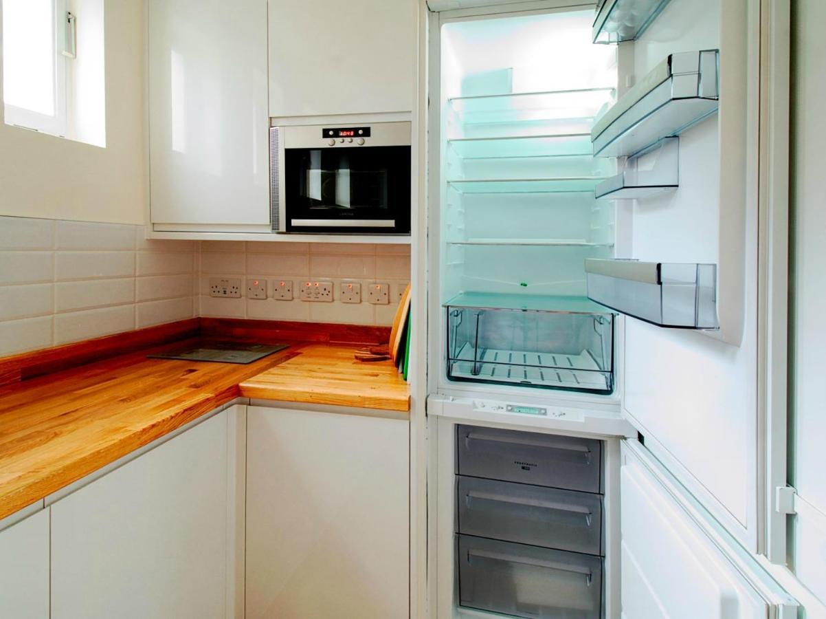 Serene Townhouse With Parking Лондон Экстерьер фото