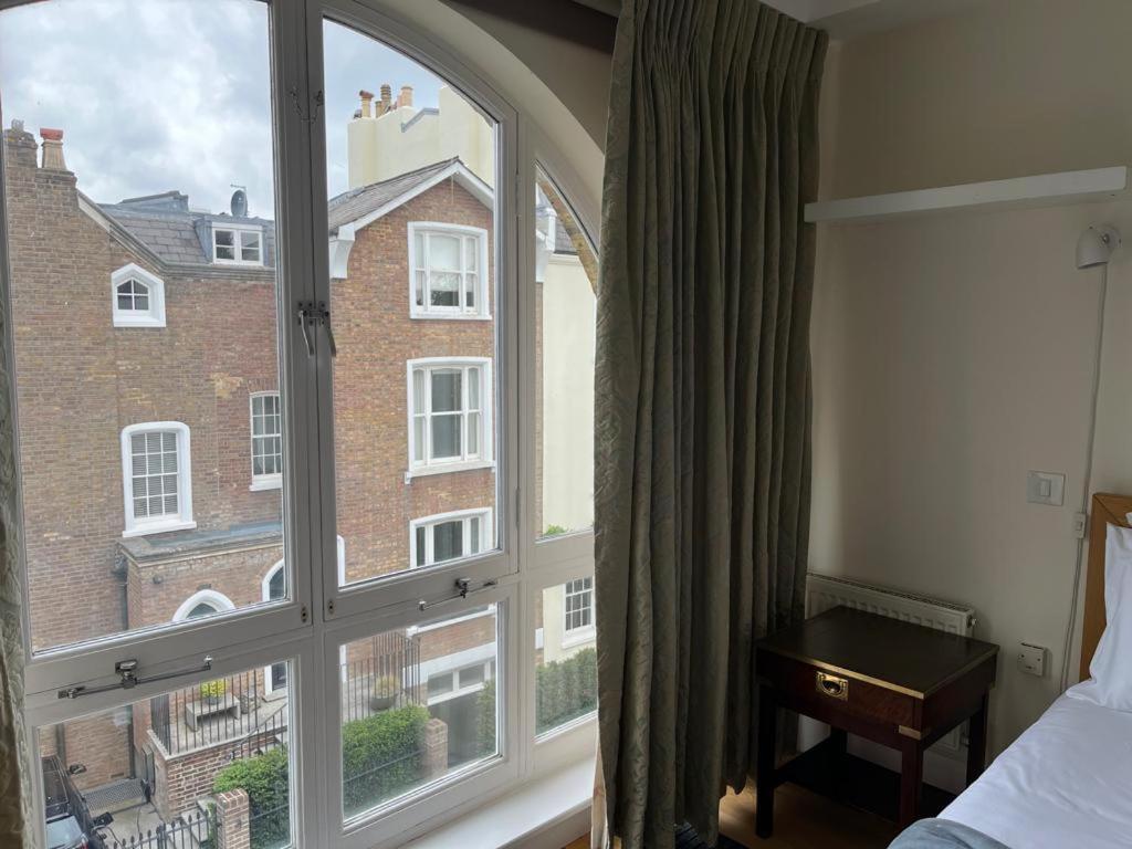 Serene Townhouse With Parking Лондон Экстерьер фото