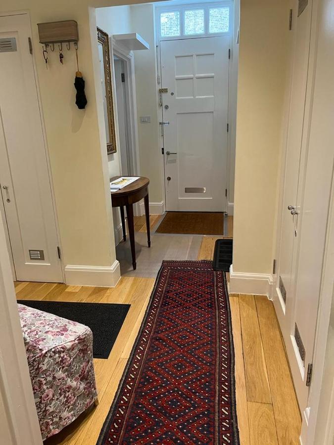 Serene Townhouse With Parking Лондон Экстерьер фото