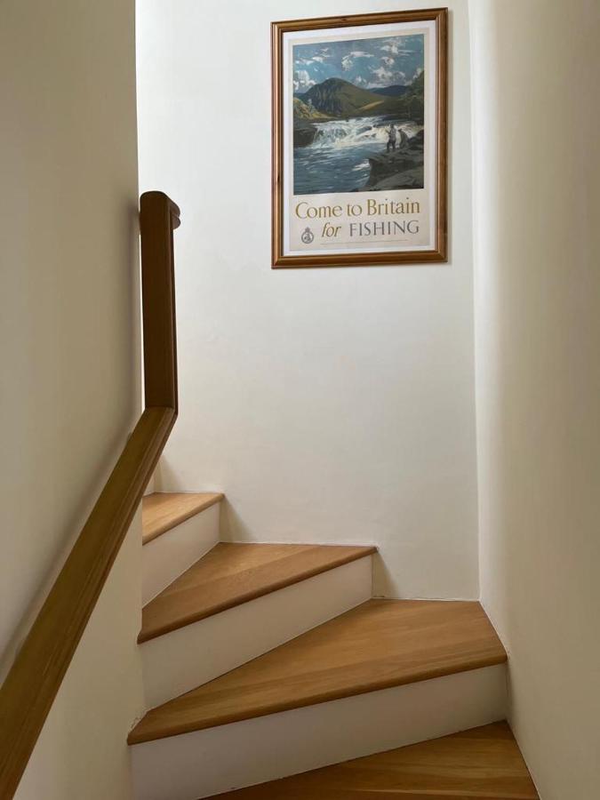 Serene Townhouse With Parking Лондон Экстерьер фото
