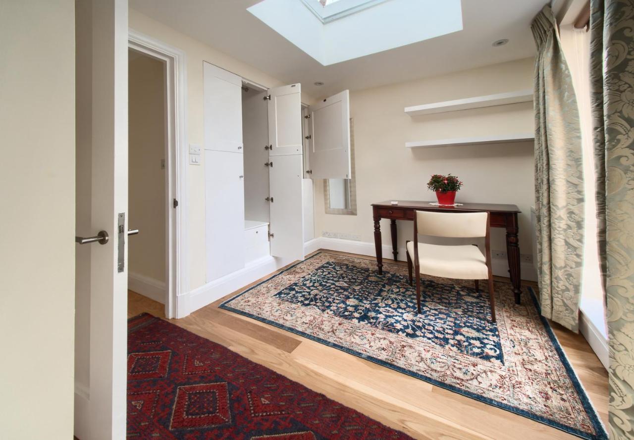 Serene Townhouse With Parking Лондон Экстерьер фото
