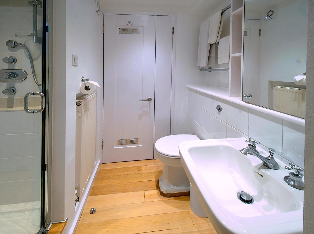 Serene Townhouse With Parking Лондон Экстерьер фото