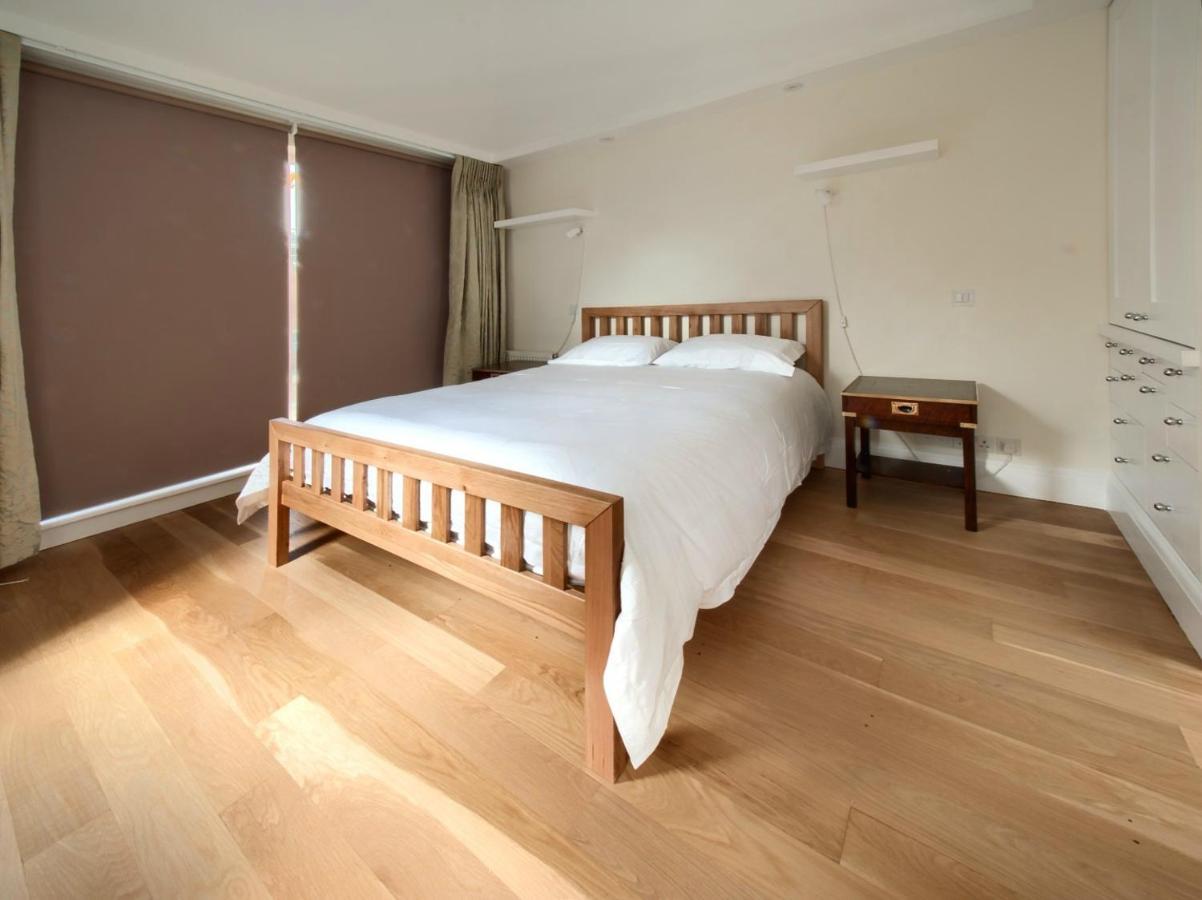 Serene Townhouse With Parking Лондон Экстерьер фото